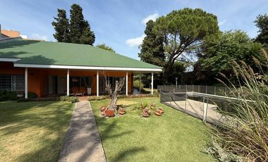 Casa en venta Burzaco con quincho y piscina!!!