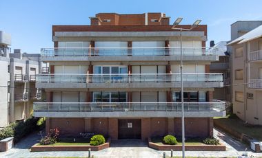 Departamento FRENTE AL MAR  PINAMAR CON COCHERA 7 AMBIENTES - ASCENSOR