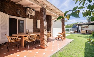 Casa en venta en Olivos. 3 dormitorios. Jardín y pileta. Reciclada a nuevo.