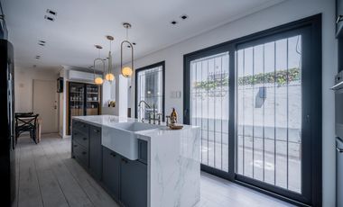 Casa en venta en Olivos. 3 dormitorios. Jardín y pileta. Reciclada a nuevo.