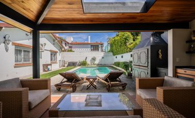 Casa en venta en Olivos. 3 dormitorios. Jardín y pileta. Reciclada a nuevo.