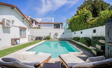 Casa en venta en Olivos. 3 dormitorios. Jardín y pileta. Reciclada a nuevo.