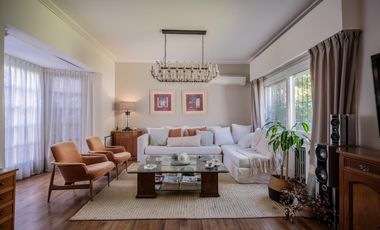 Casa en venta en Olivos. 3 dormitorios. Jardín y pileta. Reciclada a nuevo.