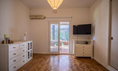 Casa en venta en Olivos. 3 dormitorios. Jardín y pileta. Reciclada a nuevo.