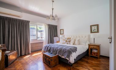 Casa en venta en Olivos. 3 dormitorios. Jardín y pileta. Reciclada a nuevo.