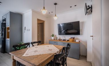 Casa en venta en Olivos. 3 dormitorios. Jardín y pileta. Reciclada a nuevo.