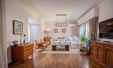 Casa en venta en Olivos. 3 dormitorios. Jardín y pileta. Reciclada a nuevo.