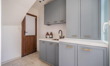 Casa en venta en Olivos. 3 dormitorios. Jardín y pileta. Reciclada a nuevo.