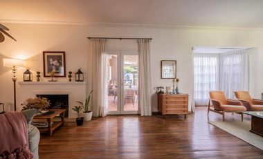 Casa en venta en Olivos. 3 dormitorios. Jardín y pileta. Reciclada a nuevo.