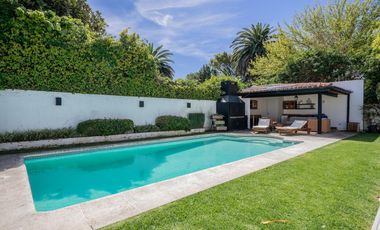 Casa en venta en Olivos. 3 dormitorios. Jardín y pileta. Reciclada a nuevo.