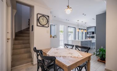 Casa en venta en Olivos. 3 dormitorios. Jardín y pileta. Reciclada a nuevo.