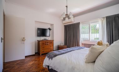 Casa en venta en Olivos. 3 dormitorios. Jardín y pileta. Reciclada a nuevo.