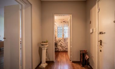 Casa en venta en Olivos. 3 dormitorios. Jardín y pileta. Reciclada a nuevo.