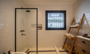 Casa en venta en Olivos. 3 dormitorios. Jardín y pileta. Reciclada a nuevo.