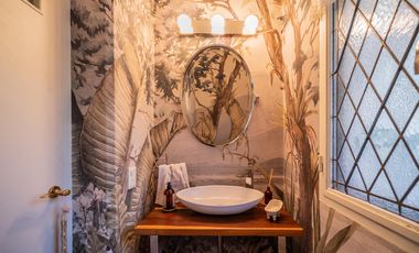 Casa en venta en Olivos. 3 dormitorios. Jardín y pileta. Reciclada a nuevo.