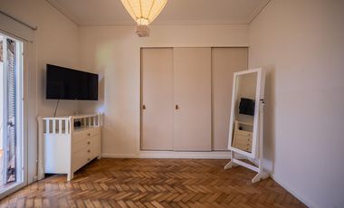 Casa en venta en Olivos. 3 dormitorios. Jardín y pileta. Reciclada a nuevo.