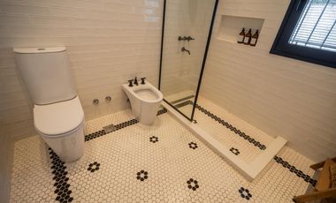 Casa en venta en Olivos. 3 dormitorios. Jardín y pileta. Reciclada a nuevo.