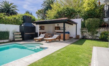 Casa en venta en Olivos. 3 dormitorios. Jardín y pileta. Reciclada a nuevo.