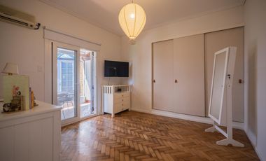 Casa en venta en Olivos. 3 dormitorios. Jardín y pileta. Reciclada a nuevo.