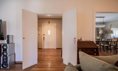 Casa en venta en Olivos. 3 dormitorios. Jardín y pileta. Reciclada a nuevo.