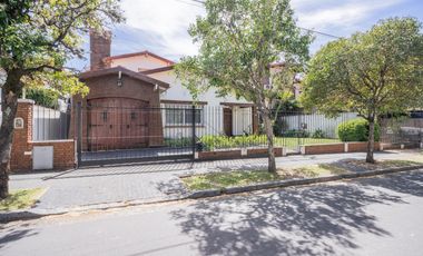 Casa en venta en Olivos. 3 dormitorios. Jardín y pileta. Reciclada a nuevo.