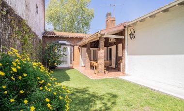 Casa en venta en Olivos. 3 dormitorios. Jardín y pileta. Reciclada a nuevo.