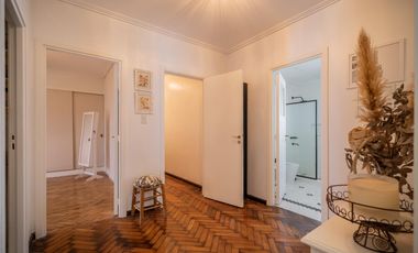 Casa en venta en Olivos. 3 dormitorios. Jardín y pileta. Reciclada a nuevo.