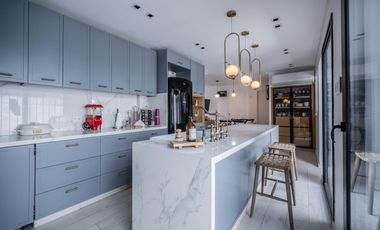 Casa en venta en Olivos. 3 dormitorios. Jardín y pileta. Reciclada a nuevo.