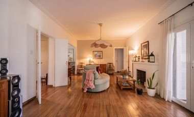 Casa en venta en Olivos. 3 dormitorios. Jardín y pileta. Reciclada a nuevo.