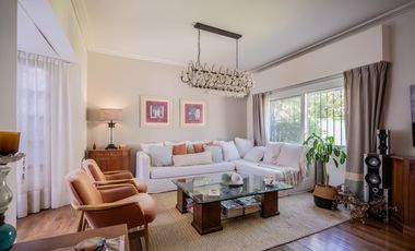 Casa en venta en Olivos. 3 dormitorios. Jardín y pileta. Reciclada a nuevo.