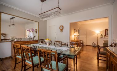 Casa en venta en Olivos. 3 dormitorios. Jardín y pileta. Reciclada a nuevo.