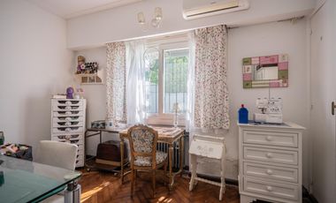 Casa en venta en Olivos. 3 dormitorios. Jardín y pileta. Reciclada a nuevo.