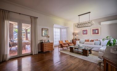 Casa en venta en Olivos. 3 dormitorios. Jardín y pileta. Reciclada a nuevo.