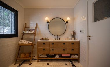 Casa en venta en Olivos. 3 dormitorios. Jardín y pileta. Reciclada a nuevo.