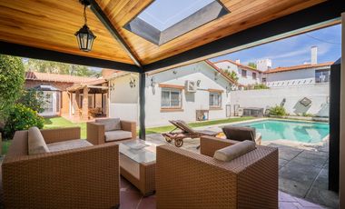 Casa en venta en Olivos. 3 dormitorios. Jardín y pileta. Reciclada a nuevo.