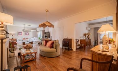 Casa en venta en Olivos. 3 dormitorios. Jardín y pileta. Reciclada a nuevo.