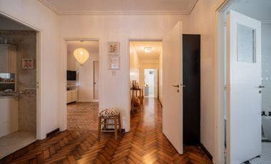 Casa en venta en Olivos. 3 dormitorios. Jardín y pileta. Reciclada a nuevo.