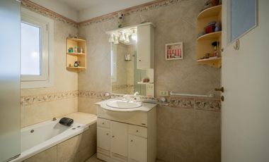 Casa en venta en Olivos. 3 dormitorios. Jardín y pileta. Reciclada a nuevo.