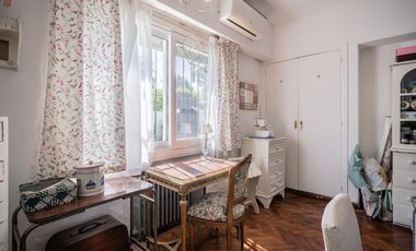 Casa en venta en Olivos. 3 dormitorios. Jardín y pileta. Reciclada a nuevo.