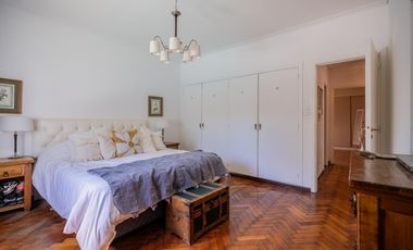 Casa en venta en Olivos. 3 dormitorios. Jardín y pileta. Reciclada a nuevo.