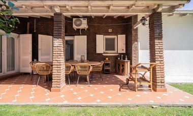 Casa en venta en Olivos. 3 dormitorios. Jardín y pileta. Reciclada a nuevo.