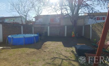 Venta de casa de 3 ambientes con cochera en Longchamps