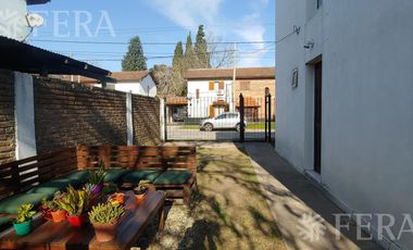 Venta de casa de 3 ambientes con cochera en Longchamps