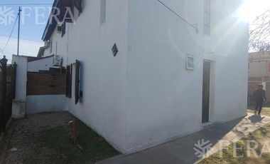 Venta de casa de 3 ambientes con cochera en Longchamps