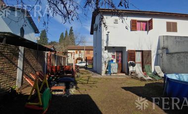 Venta de casa de 3 ambientes con cochera en Longchamps