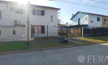 Venta de casa de 3 ambientes con cochera en Longchamps