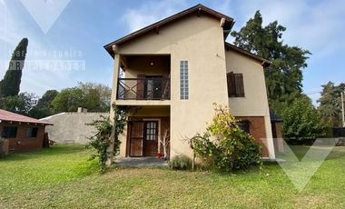 Espectacular QUINTA CON PILETA  en lote de 40 x 25. Se aceptan PERMUTAS.
