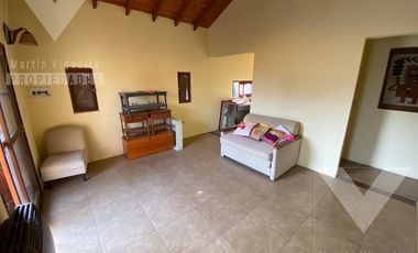Espectacular QUINTA CON PILETA  en lote de 40 x 25. Se aceptan PERMUTAS.