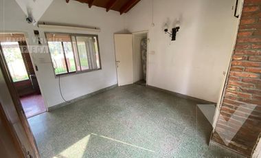 Espectacular QUINTA CON PILETA  en lote de 40 x 25. Se aceptan PERMUTAS.