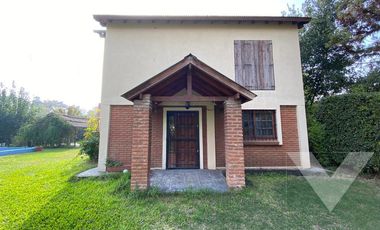 Espectacular QUINTA CON PILETA  en lote de 40 x 25. Se aceptan PERMUTAS.